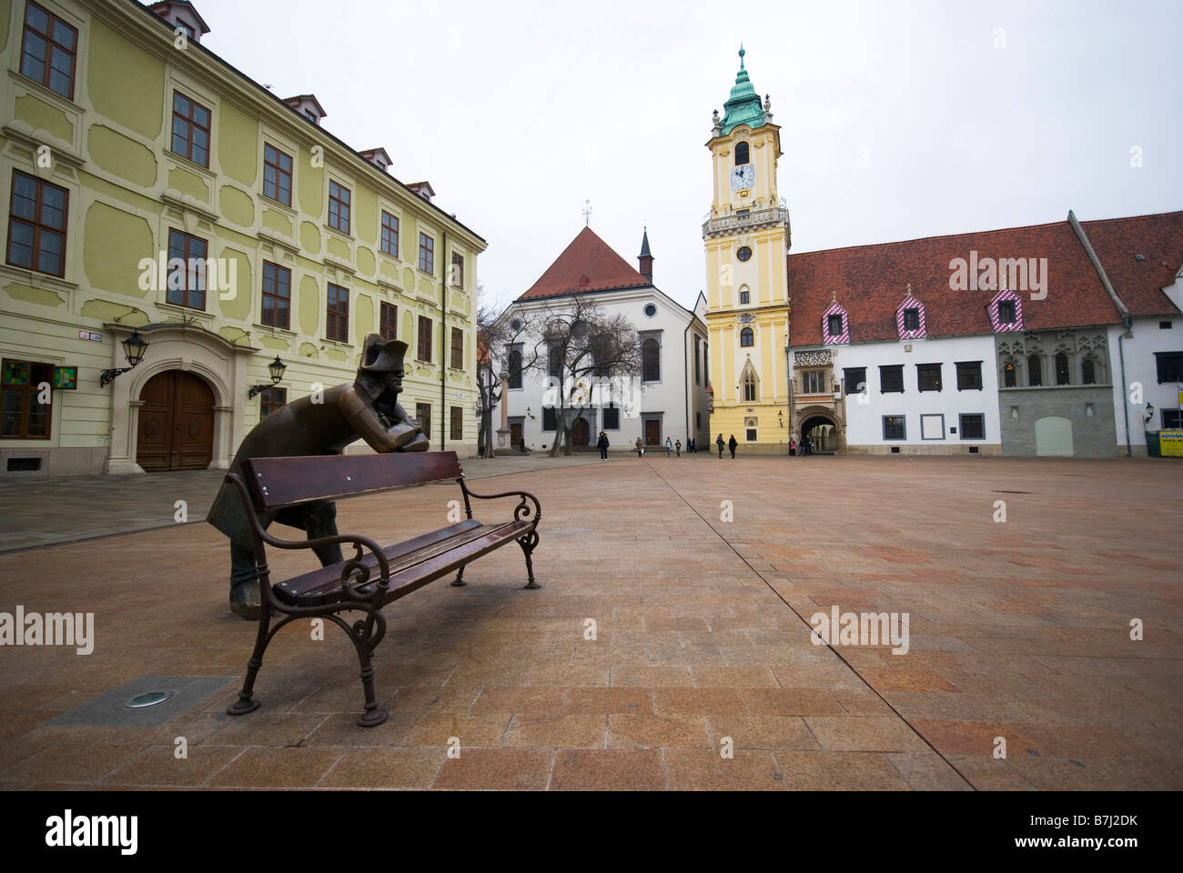 Der Hauptplatz (Hlavné auch) in der alten Stadt von Bratislava, Slowakei. Bronze Statue von Napoleon. Altes Rathaus und Turm. Stockfoto