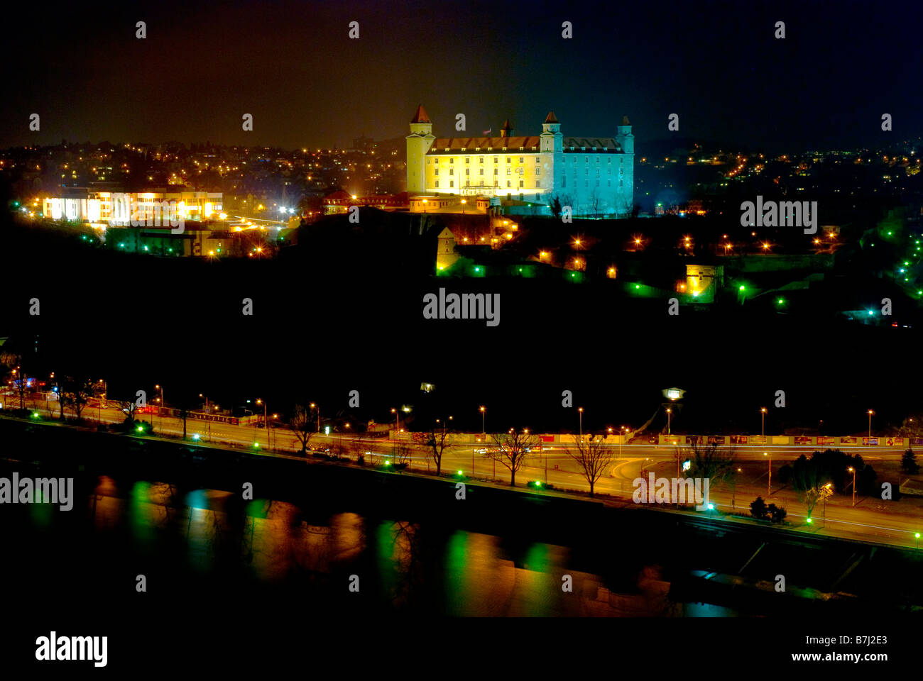 Bratislava Burg (Bratislavsky Hrad) bei Nacht, von futuristischen Restaurant UFO auf Novy Most Brücke über die Donau gesehen. Stockfoto