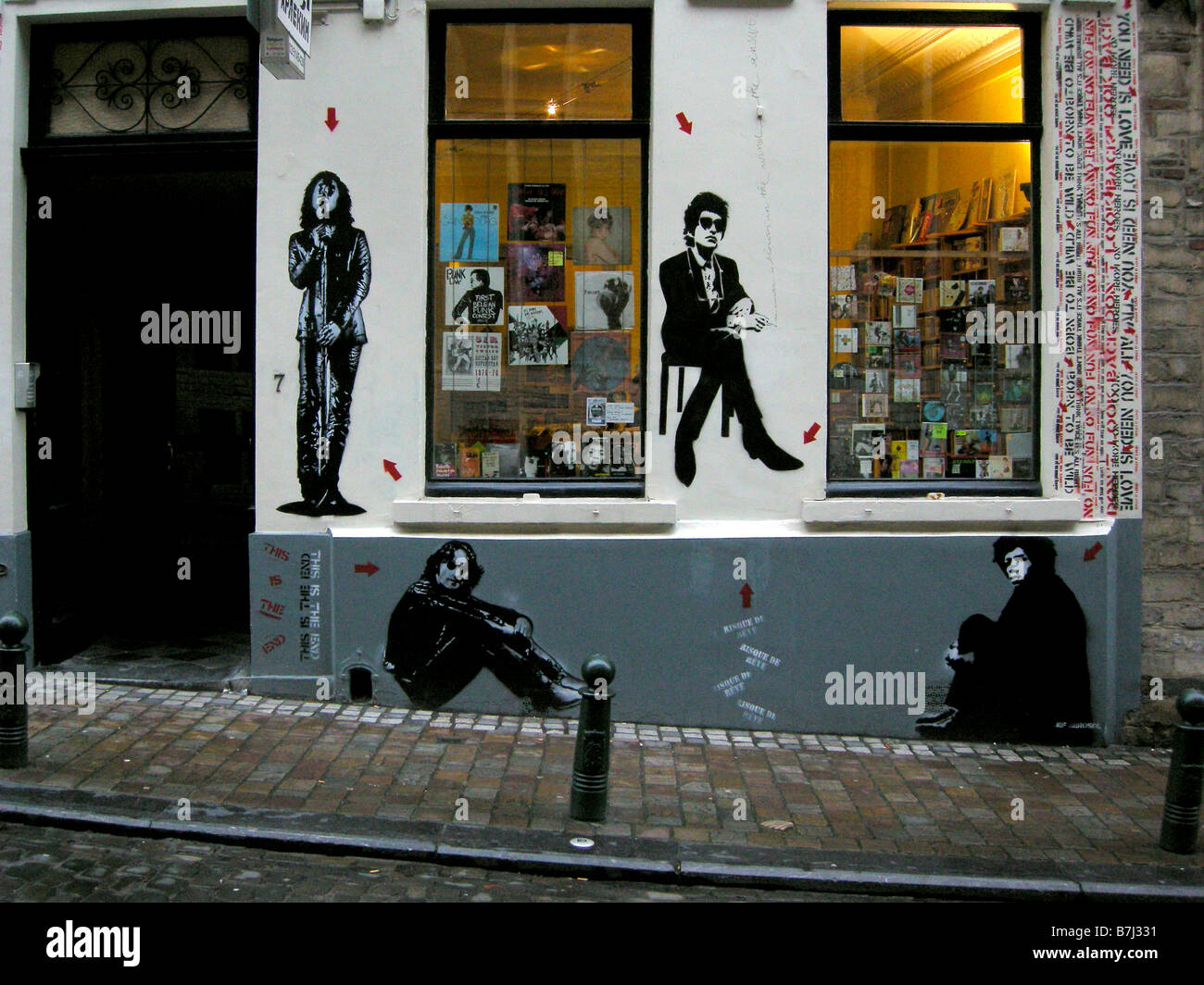 Graffiti-Künstler Jeff Aerosol roten Pfeil Jim Morrison, John Lennon, Bob Dylan, Jimi Hendrix, Rue du Chêne, Brüssel-Belgien Stockfoto