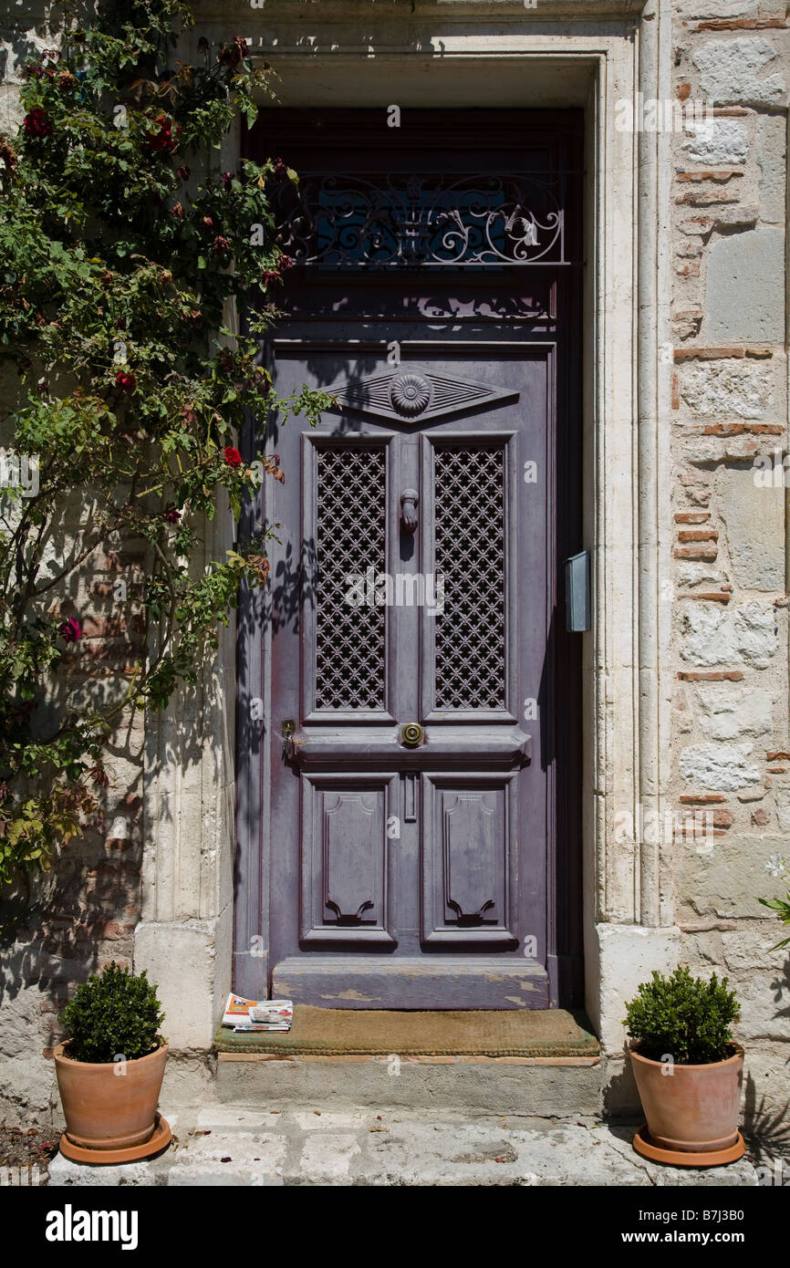 Eine alte dekorative Tür, Penne d'Agenais, Frankreich. Stockfoto