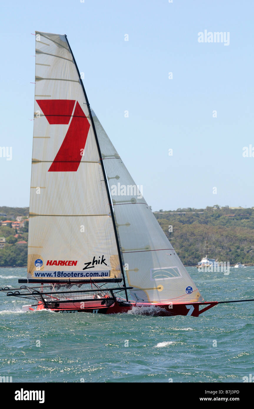 18ft Skiff Rennen in Sydney harbour, Australien Baots 7 gegen den Wind Segeln Stockfoto