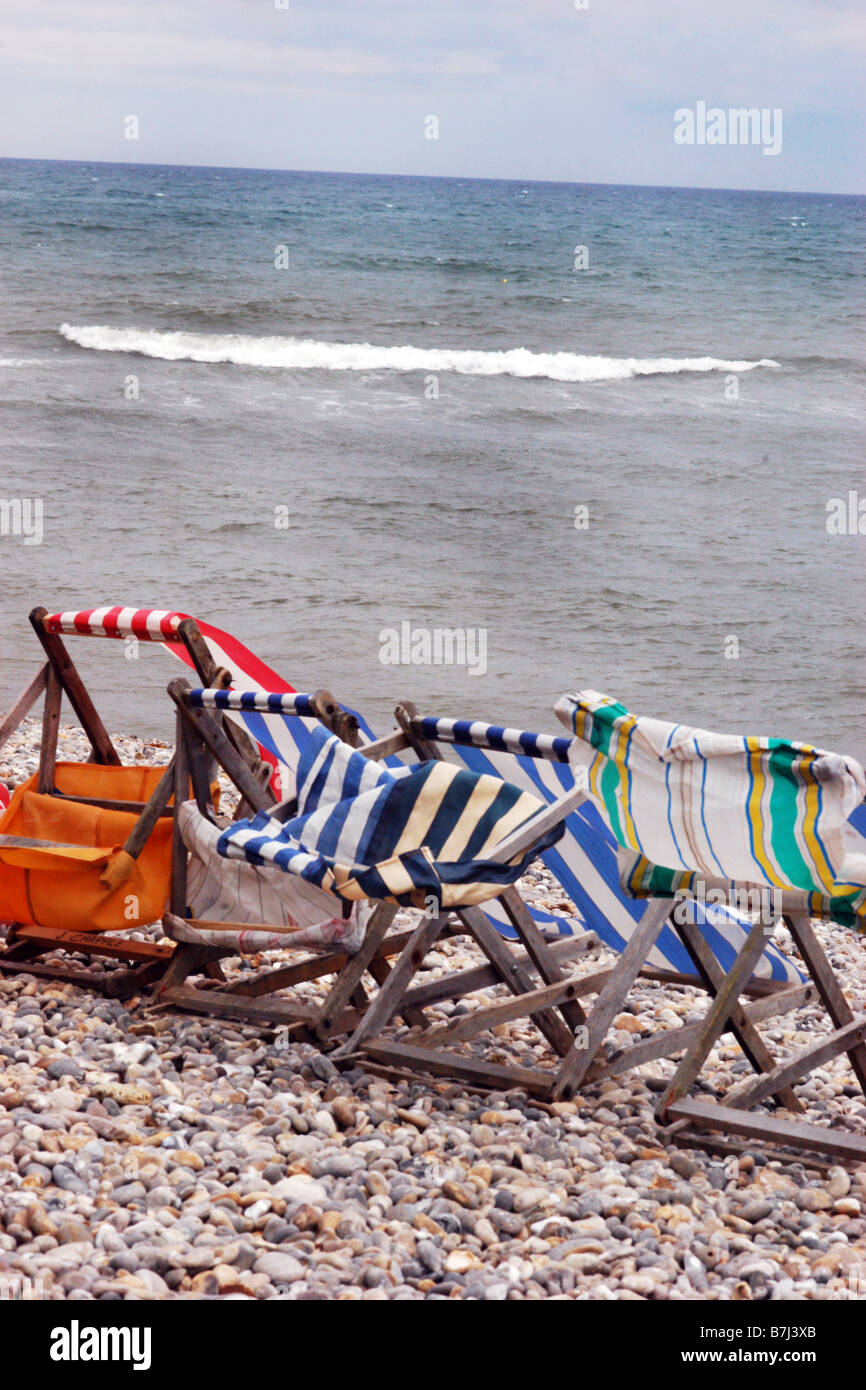 Angeschlagenen Liegestühlen an einem leeren Strand Maifeiertag Bankfeiertag Dorset UK Stockfoto