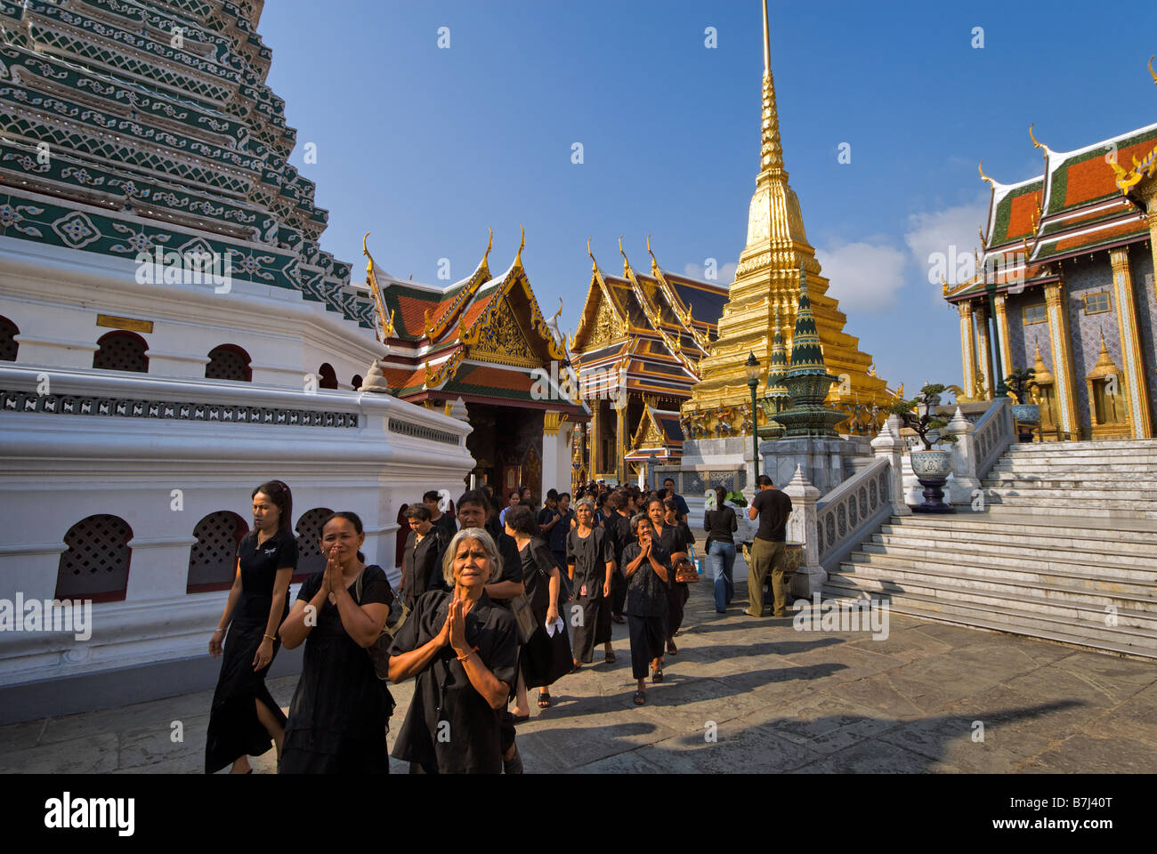 Thai Besucher auf dem historischen buddhistischen Tempelgelände des Wat Phra Kaew und dem Grand Palace in Bangkok Zentralthailand Stockfoto