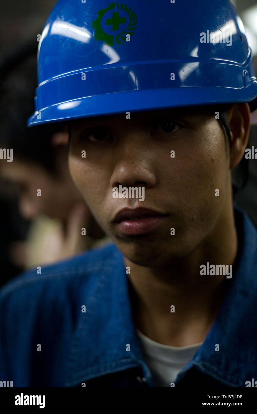 Junge männliche asiatische Constuction Arbeiter auf der Durchreise in Stadt u-Bahn in Guangzhou Guangdong China Durring der globalen Wirtschaftskrise Stockfoto