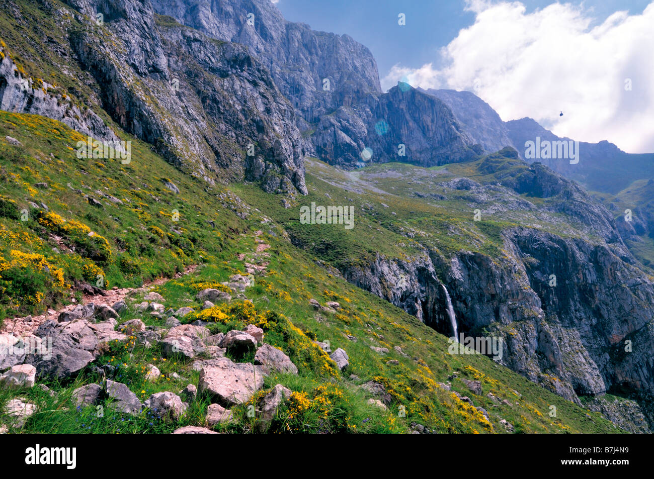 Blick auf den Berg Pics um Fuente De in den Natur Park Picos de Europa in Kantabrien, Spanien Stockfoto