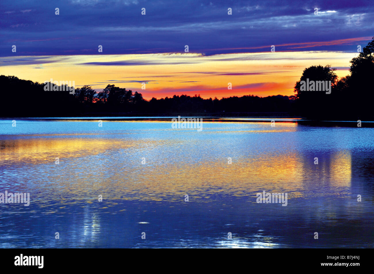Sonnenuntergang an der See Lac de Tolerme in Sousceyrac, Frankreich Stockfoto