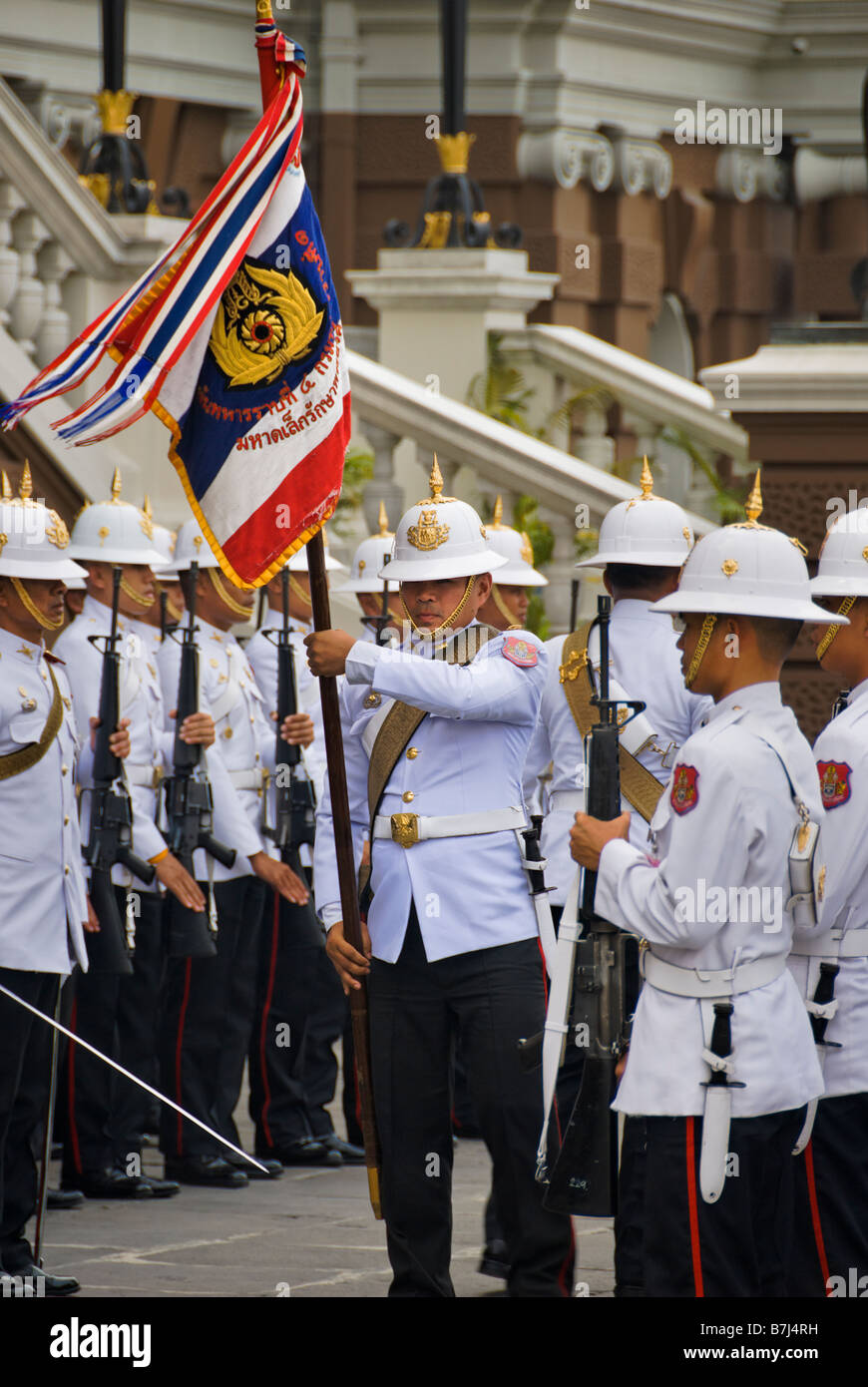 Palastwachen auf Parade - Wat Phra Kaew und dem Grand Palace in Bangkok Zentralthailand Stockfoto