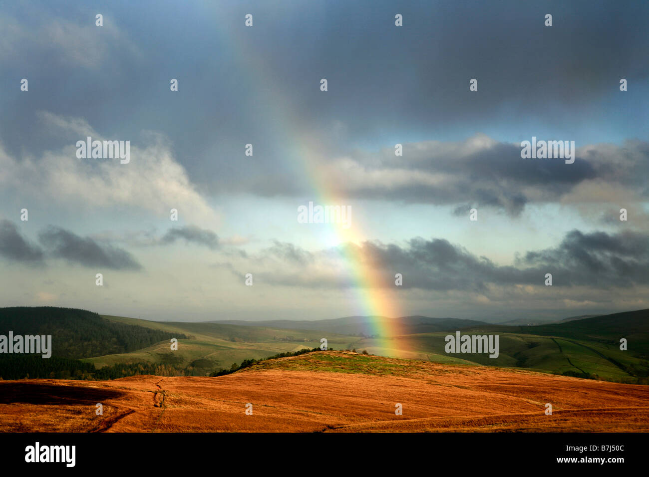 Regenbogen genommen während auf der Abfahrt vom Shutlingsloe in Macclesfield in Cheshire Stockfoto