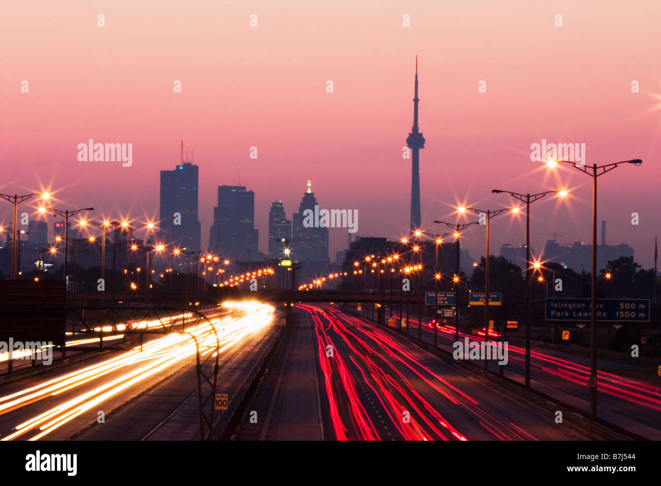 Blick auf Toronto Skyline von oben Queen Elizabeth Way Autobahn beim Start der Feierabendverkehr, Toronto, Ontario, Kanada. Stockfoto
