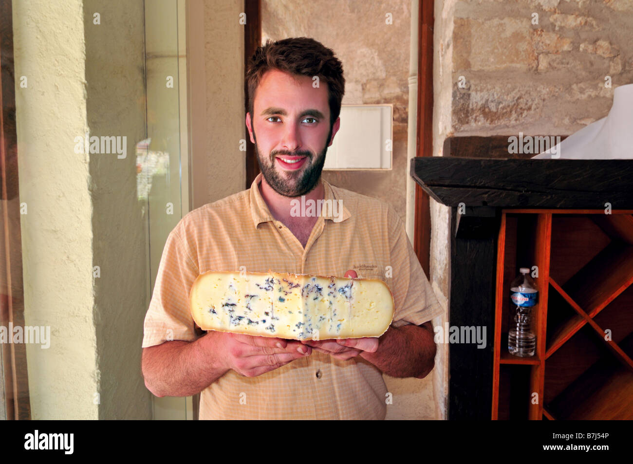 Julien mit typischen Käse aus den Pyrenäen in der Fromagerie Rocamadour Stockfoto
