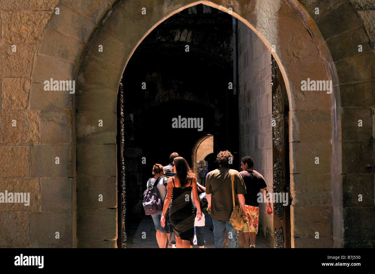 Touristen die Porte du Martial zum Heiligtum Rocamadour Stockfoto