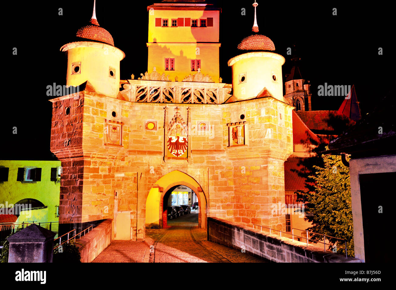 Nächtliche lichtstärkeren mittelalterlichen Stadttor Ellinger Tor in Weißenburg Bayern Stockfoto