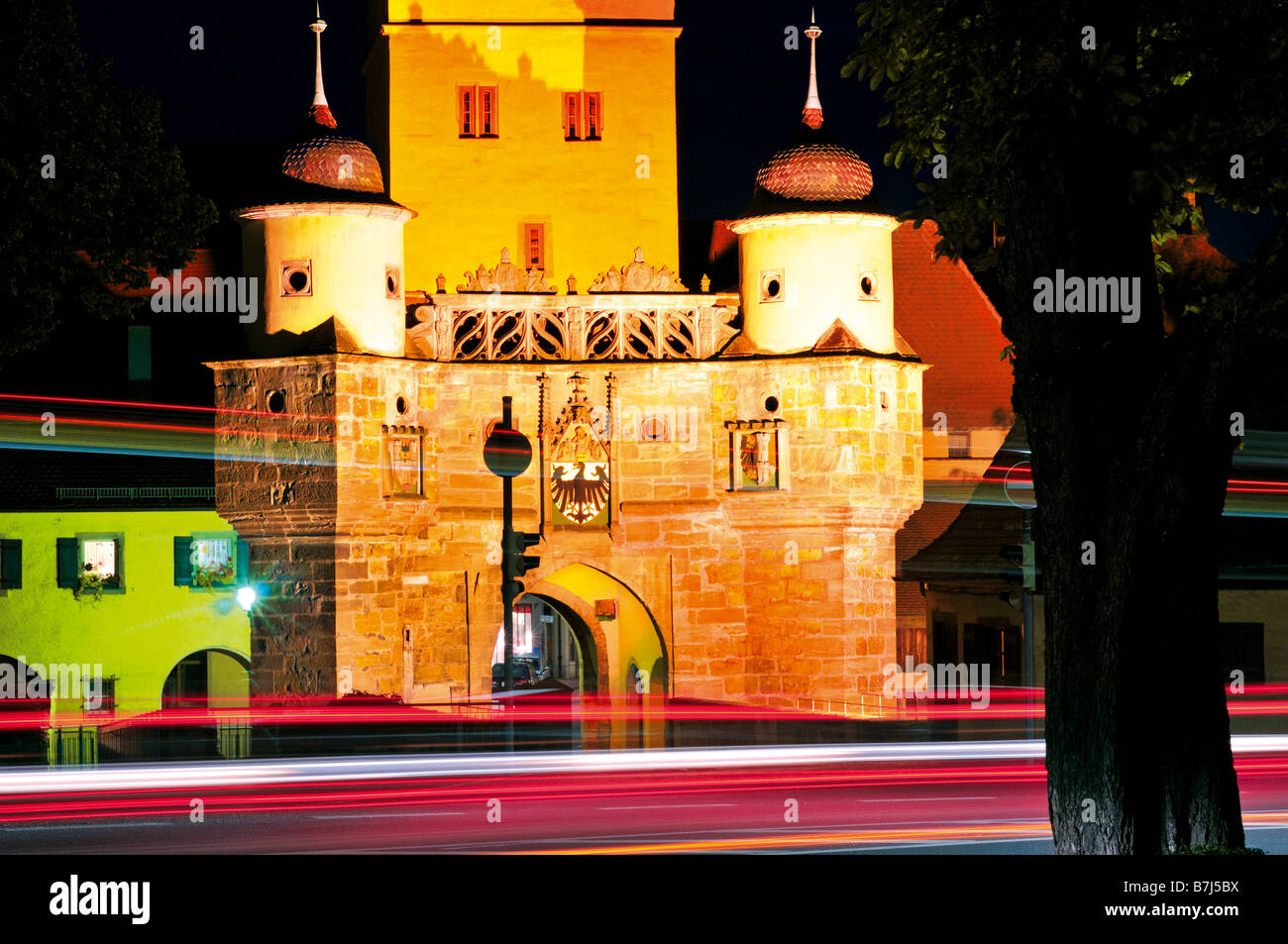 Nächtliche lichtstärkeren mittelalterlichen Stadttor Ellinger Tor in Weißenburg Bayern Stockfoto