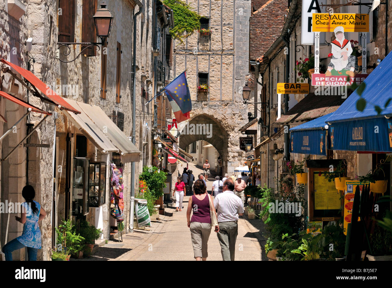 Touristen, die zu Fuß in die Altstadt von Rocamadour Stockfoto