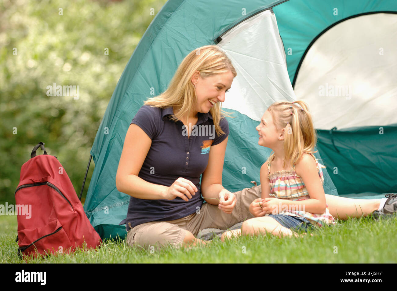Junge Frau & Kind vor Zelt, Regina, Saskatchewan Stockfoto