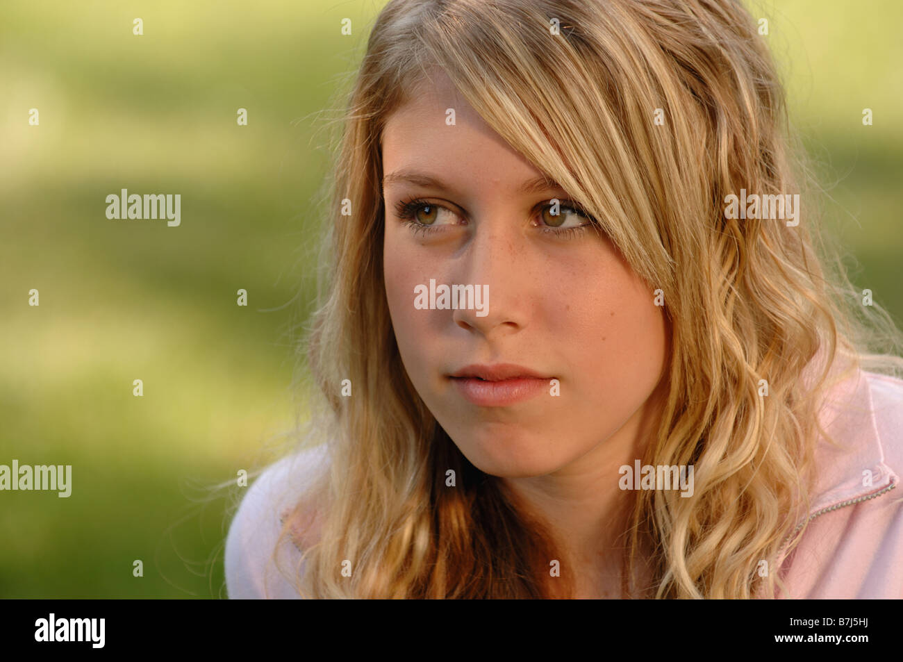 Portrait Blonde Mädchen 12 13 Stockfotos & Portrait Blonde Mädchen 12