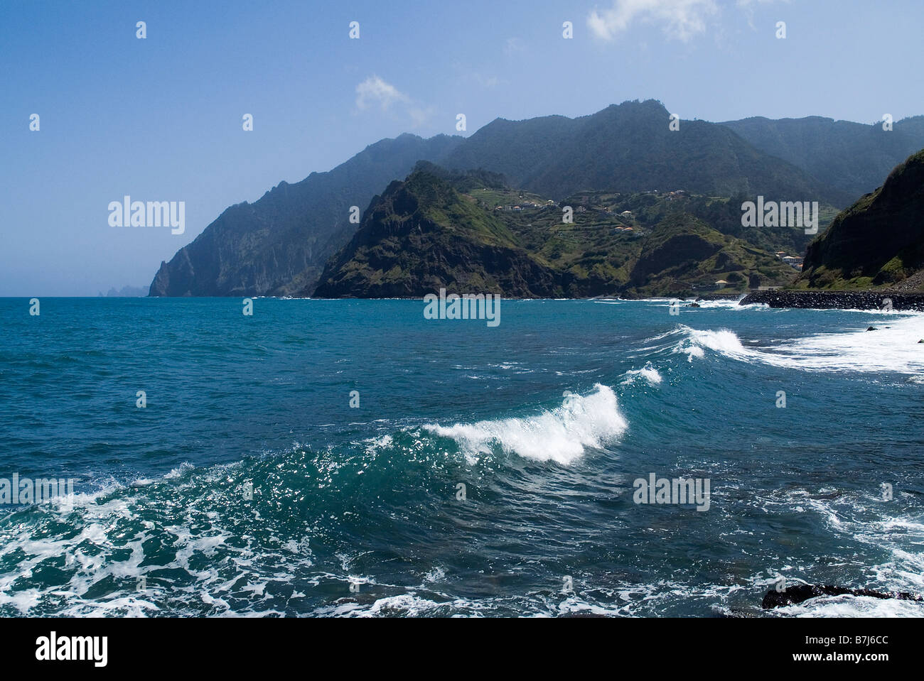 dh PORTO DA CRUZ MADEIRA Nord Küste Seawaves brechen in der Bucht Stockfoto