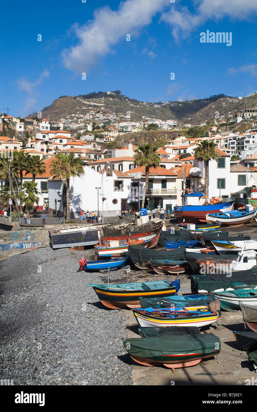 dh CAMARA DE LOBOS MADEIRA Fischerboote befahren Hafenboot Hafendorf Stockfoto