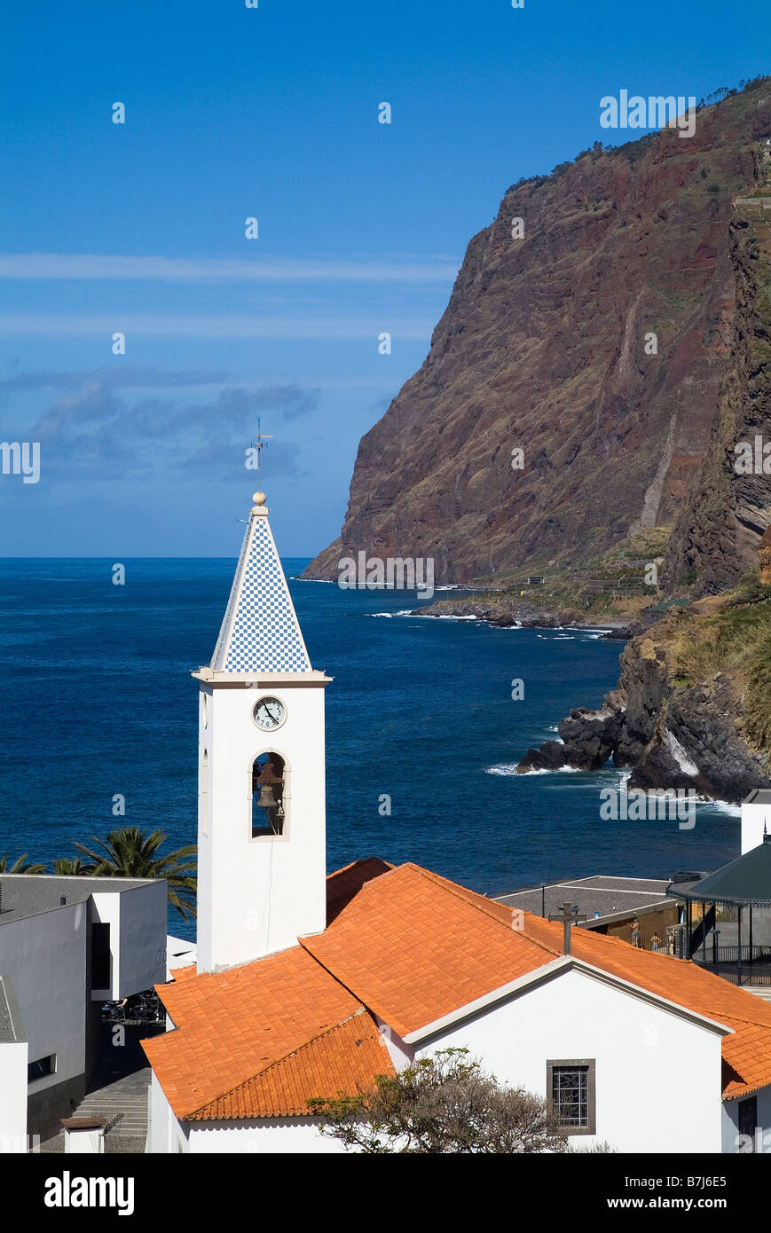 dh CAMARA DE LOBOS MADEIRA Village und Cabo Girao zweithöchste klippe Europas Küstenkirche hohe Klippen Kapelle Stockfoto