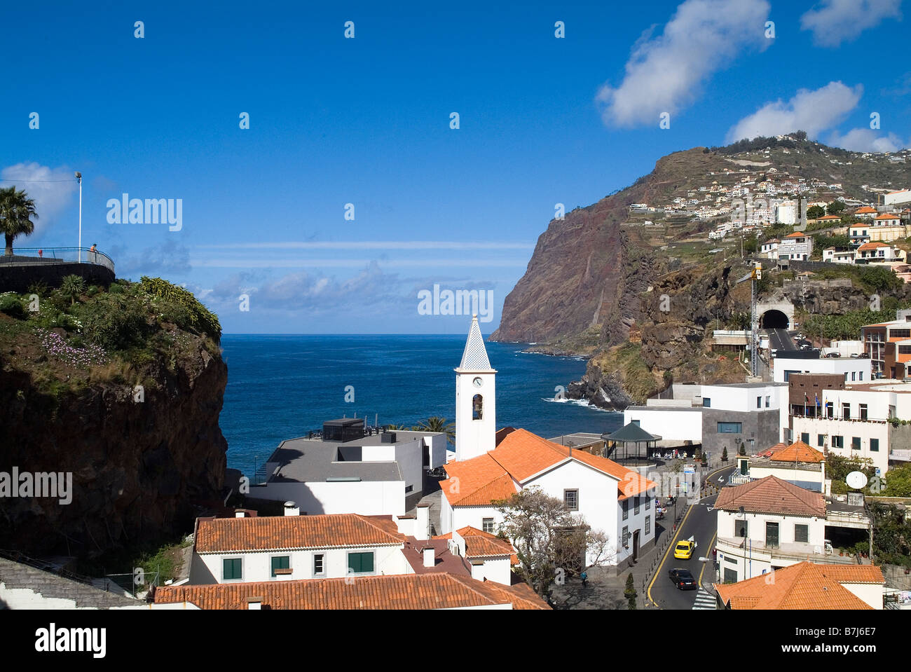 dh CAMARA DE LOBOS MADEIRA Village und Cabo Girao zweithöchste seacliff in Europa Kirche Küstenkapelle Küste Stockfoto