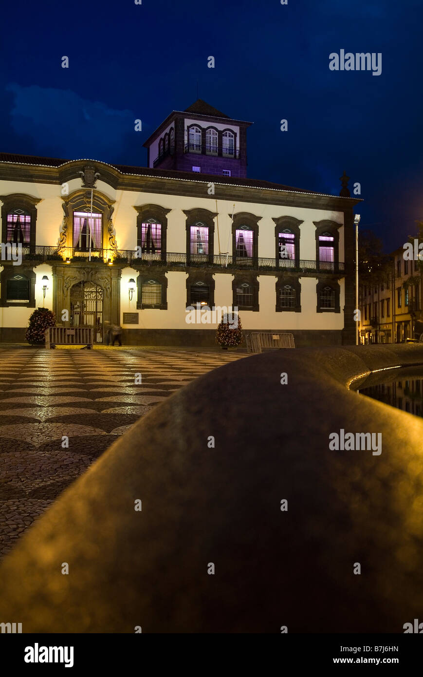 dh Praca Municipio FUNCHAL MADEIRA Rathaus nachts im Altstädter Ring Stockfoto