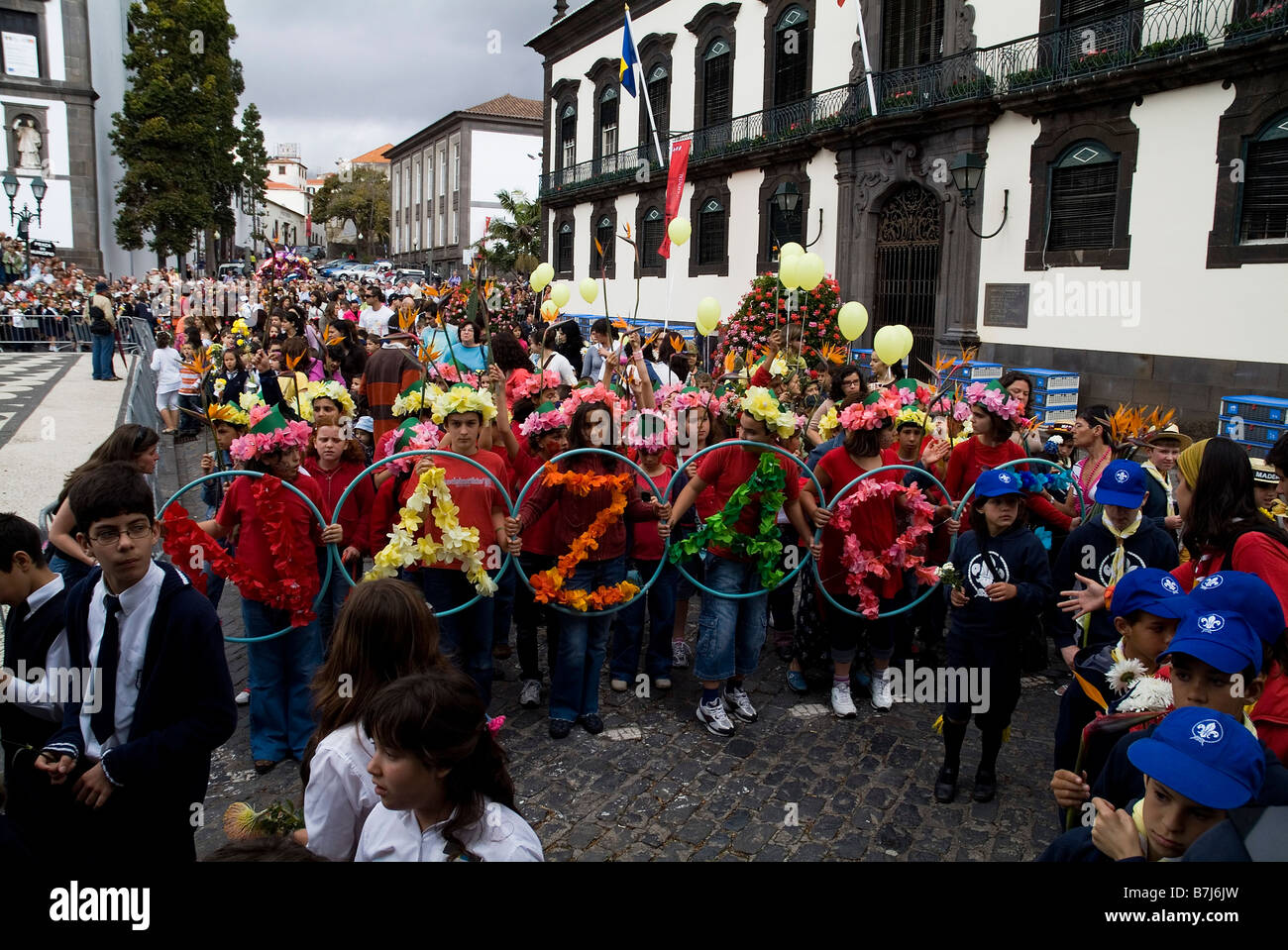dh Blumenfestival FUNCHAL MADEIRA Kinderparade zum Wall of Hope Fiesta Straßenkarneval portugal Stockfoto