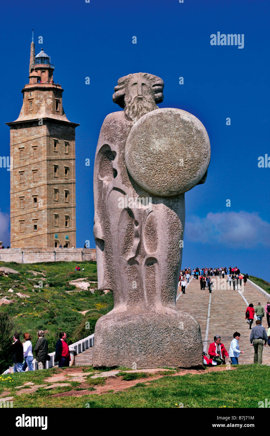 Statue des Breogán im Vordergrund und die römischen Herkulesturm in A Coruna, Galicien, Spanien Stockfoto