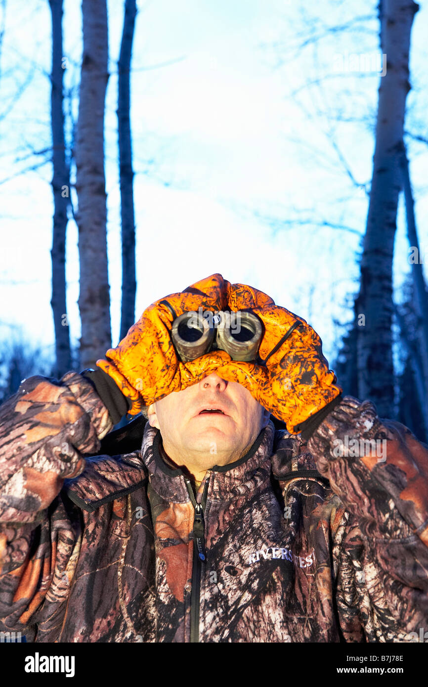 Hunter Blick durch ein Fernglas, tragen, Tarnung, Alberta Stockfoto