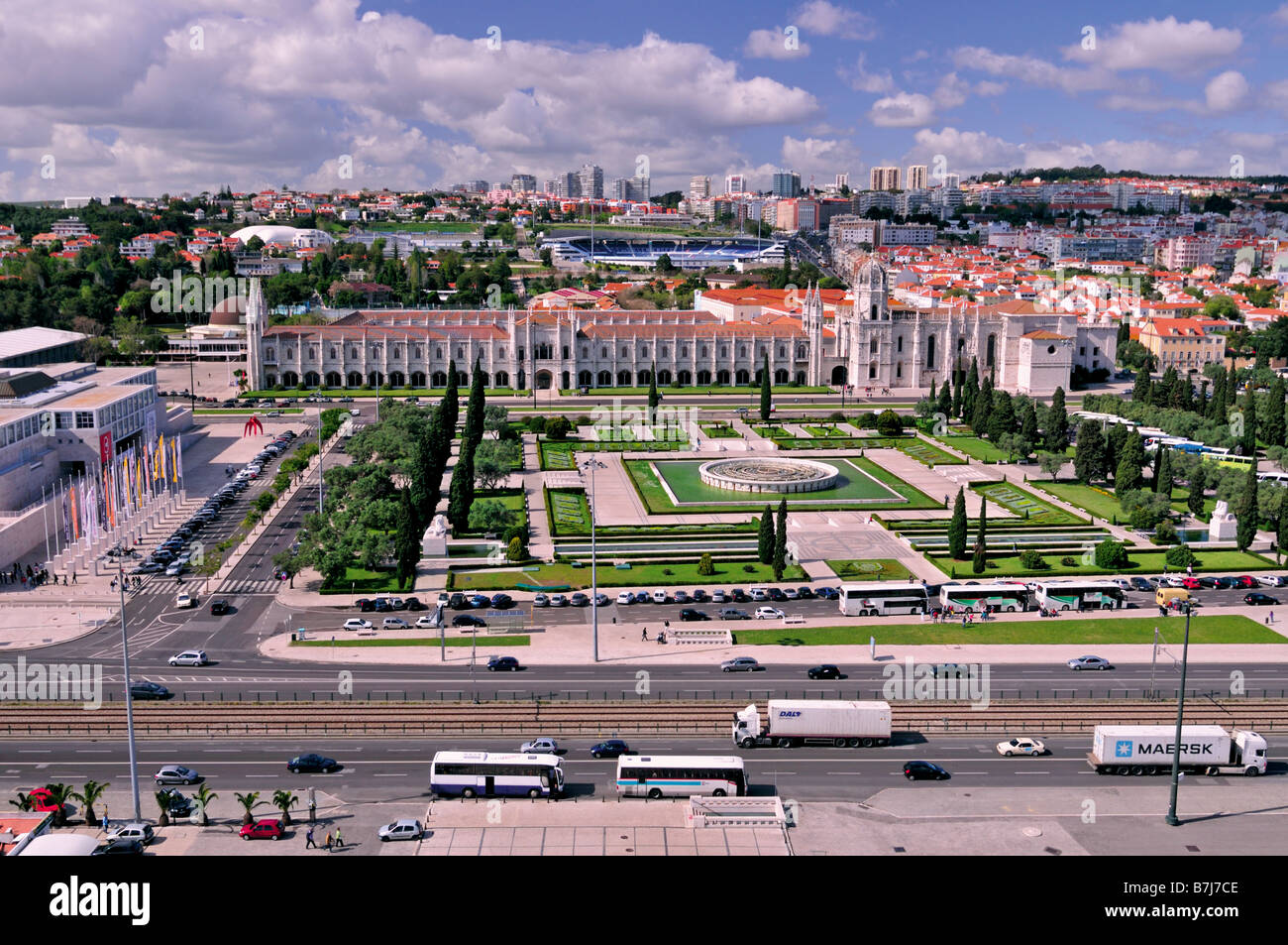Blick von dem Denkmal der Entdeckungen auf das Kloster Hieronimytes in Belem, Lissabon, Portugal Stockfoto