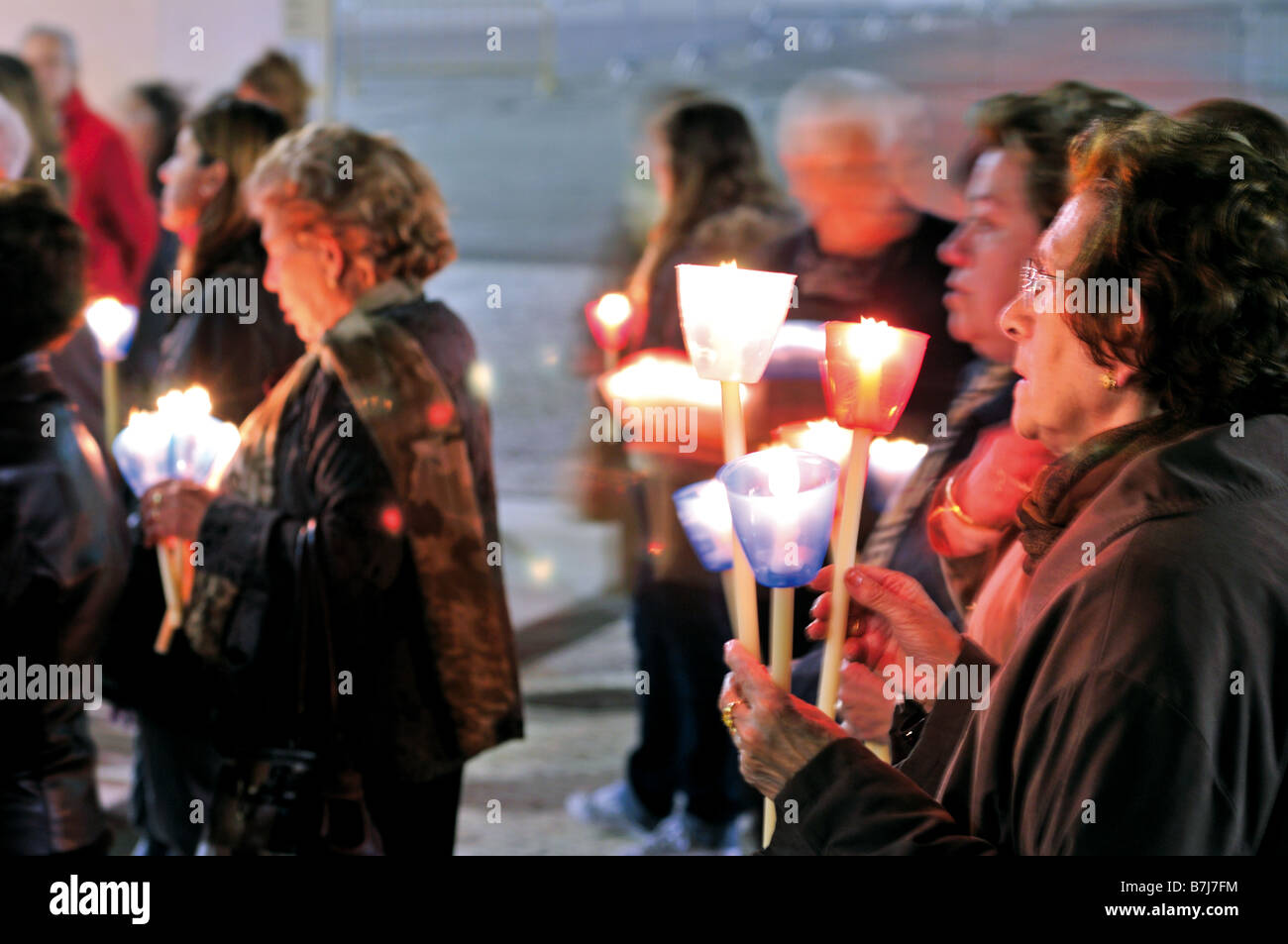 Menschen beten während leichte Kerzenprozession im Heiligtum von Fatima, Leiria, Portugal Stockfoto