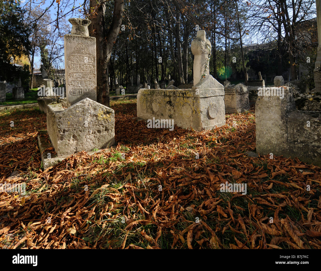 Muslimische Grabsteine auf dem Friedhof befindet sich im ehemaligen Palast der Krim-Khane in Bachtschissarai, Krim, Ukraine Stockfoto