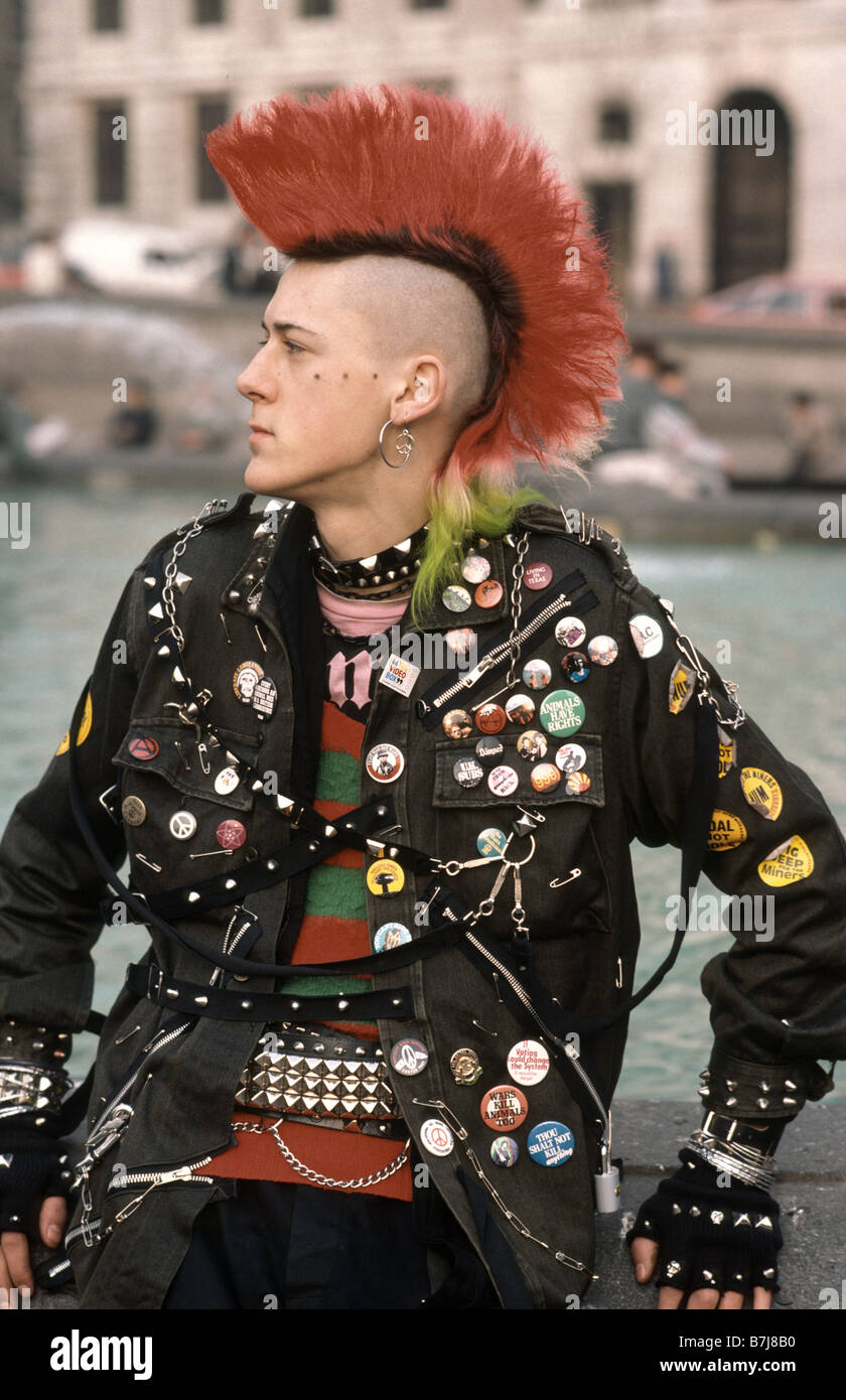 Punk-junge aus den frühen 1980er Jahren steht vor Trafalgar Square Stockfoto