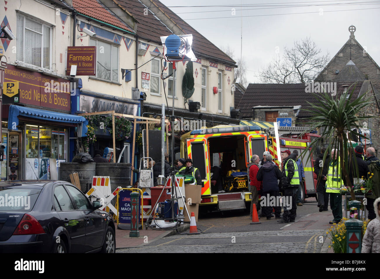 Film-set der Fernsehserie Casualty mit Krankenwagen auf den Straßen von bristol Stockfoto