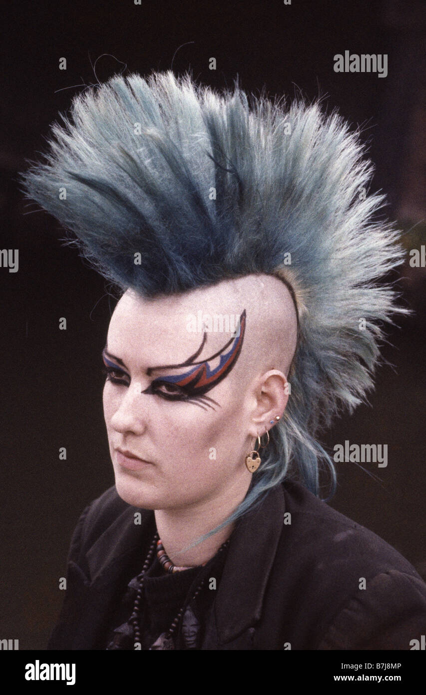 Punk Madchen Tragt Einen Langen Stacheligen Blauen Mohawk