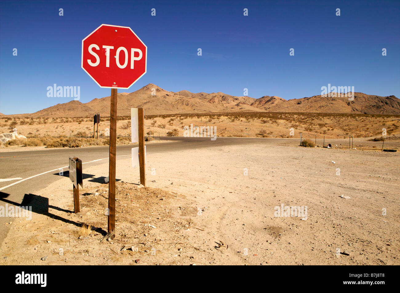 Stop-Schild in der Mojave-Wüste an einer Kreuzung bedeutet globale Erwärmung Folgen für die Umwelt Stockfoto