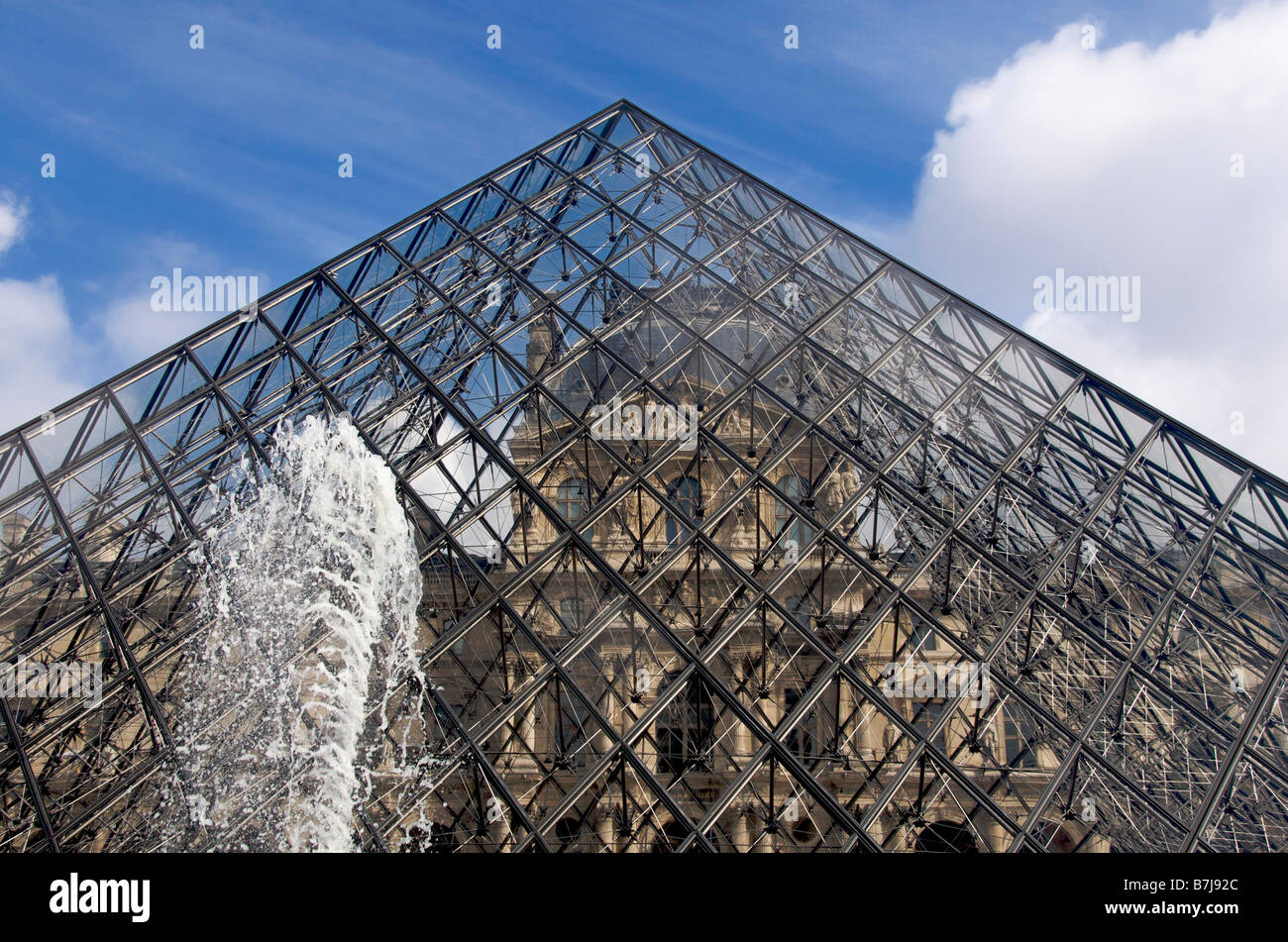 Louvre-Museum, die Pyramide des Architekten Ieoh Ming Pei, Paris, Frankreich, Europa Stockfoto