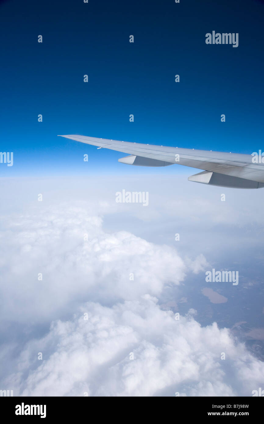 Flugzeugflügel über Wolken Hawaii USA Stockfoto