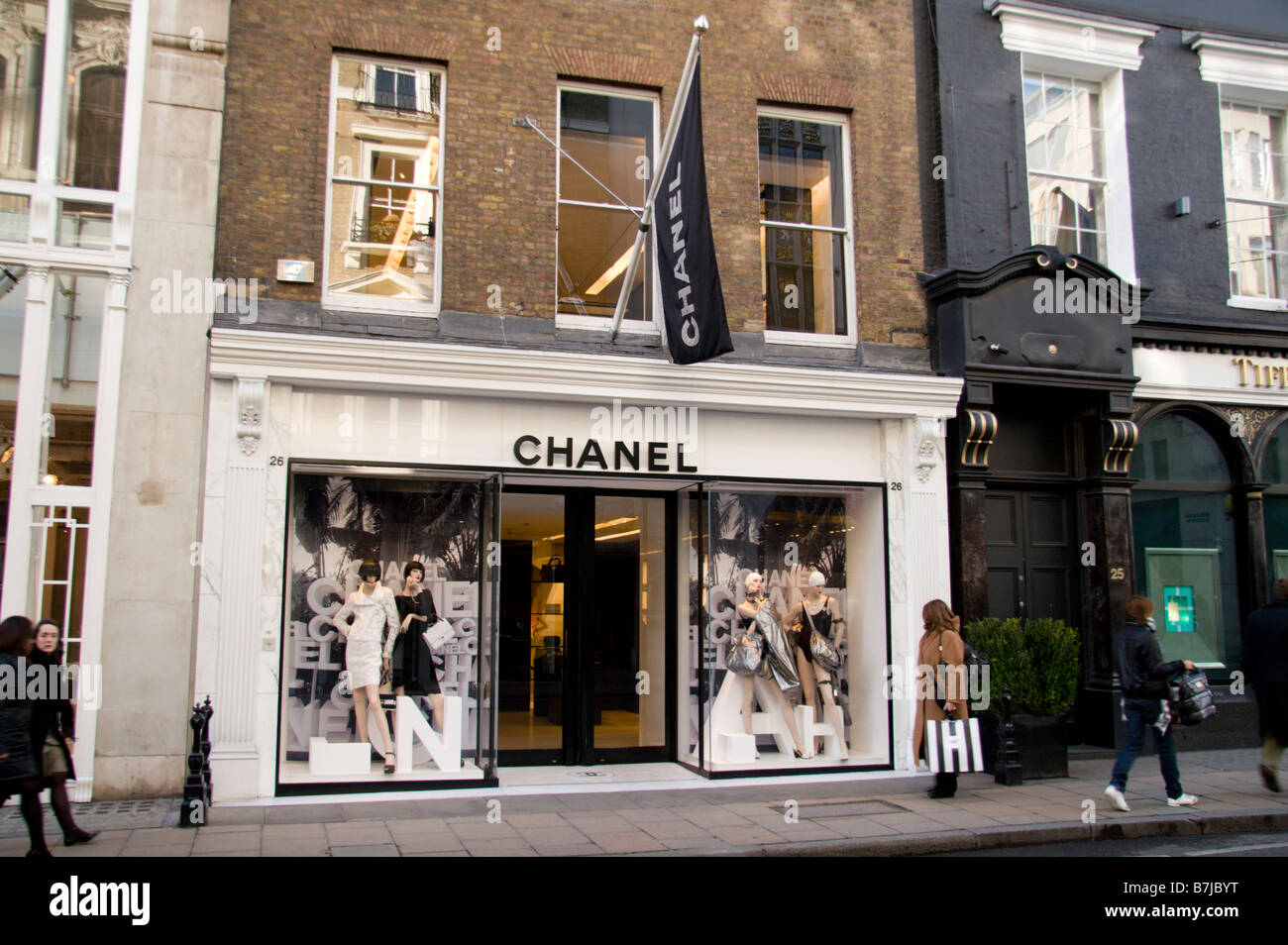 Fußgänger zu Fuß vorbei an der Ladenfront des Chanel Parfüm & Duft Shop auf Old Bond Street, London. Jan 2009 Stockfoto