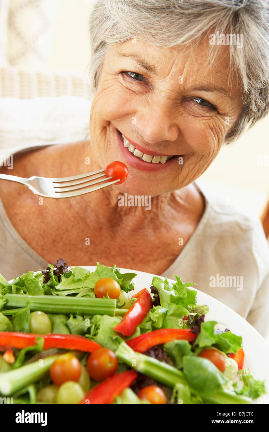 Ältere Frau Essen gesunder Salat Stockfoto