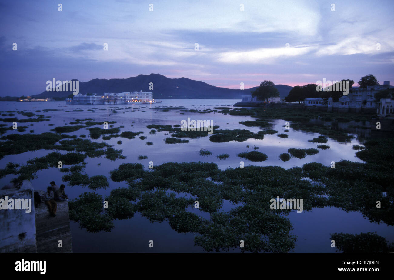 Abends Blick auf Lake Pichola und Taj Lake Palace Hotel Udaipur Rajasthan Indien Stockfoto