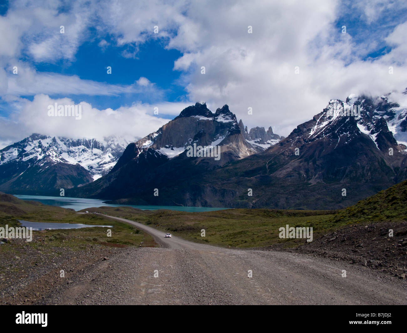 Offene Straße im Nationalpark Torres del Paine, Patagonien, Chile, Südamerika Stockfoto