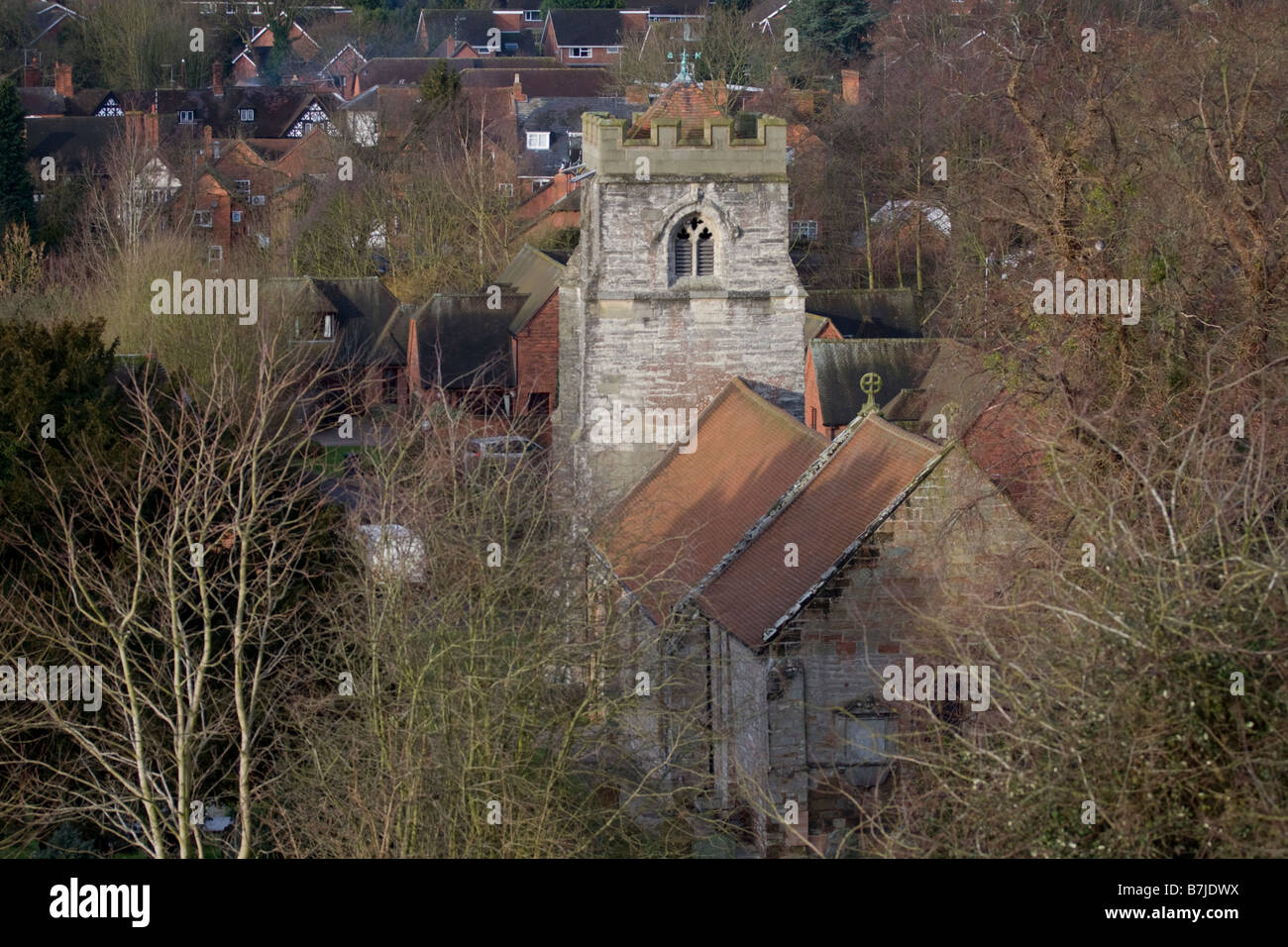 Englische Kirche, entnommen aus einem nahe gelegenen Hügel Stockfoto