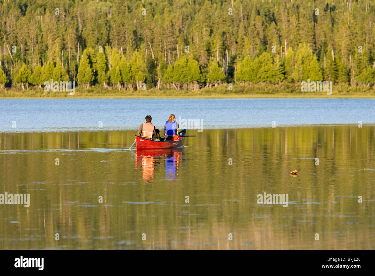 Blick auf Kanu am Lac De La Tête, Quebec Stockfoto