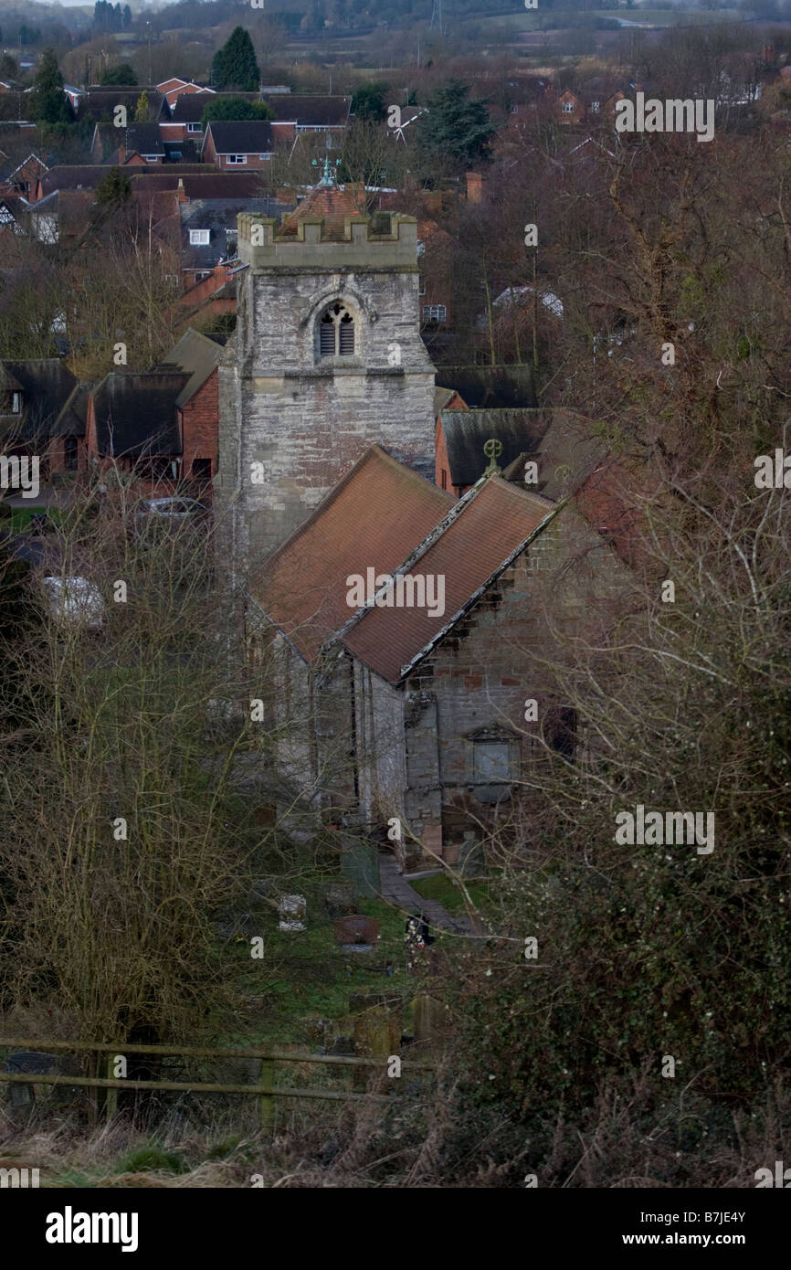 Englische Kirche, entnommen aus einem nahe gelegenen Hügel Stockfoto