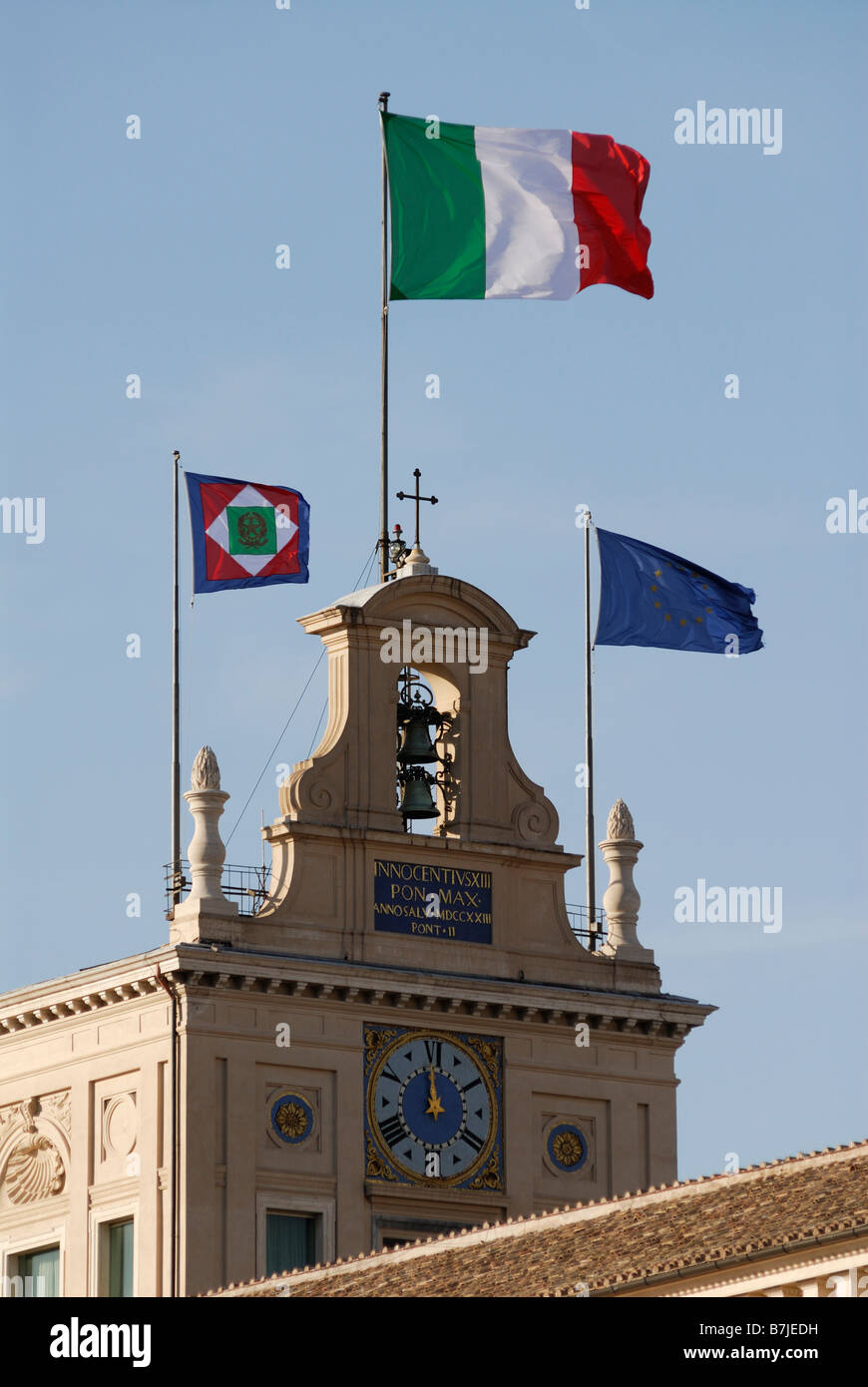 italienische Flagge weht im Wind auf den Palazzo del Quirinale nach Hause an den italienischen Präsidenten Rom Italien Stockfoto