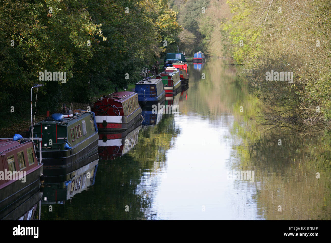 Lastkähne am Grand Union Canal aus Cassiobury Park-Brücke, Watford, Hertfordshire, UK Stockfoto