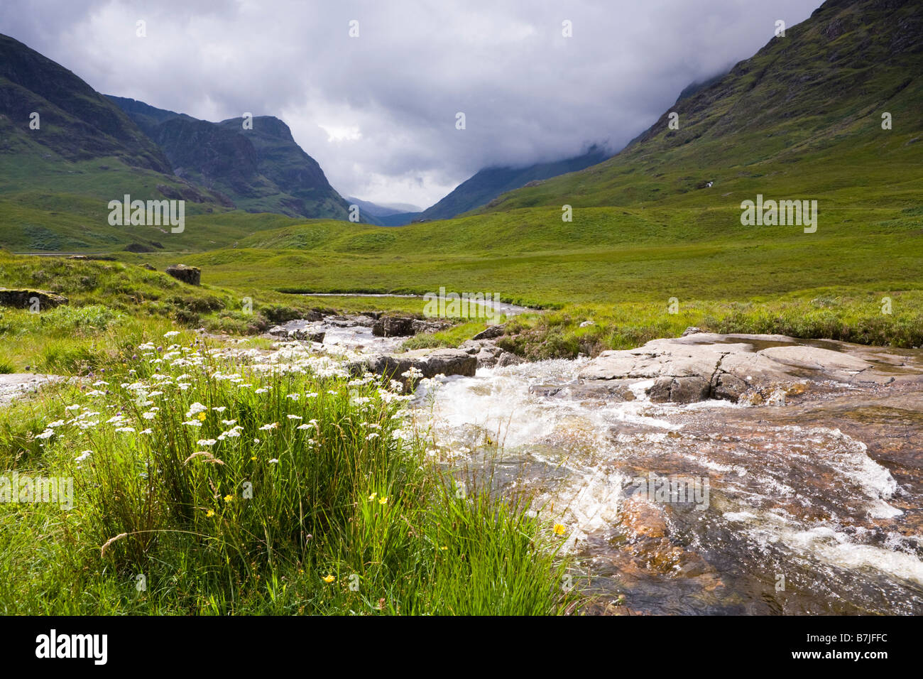 Der Fluss Coe fließt durch den Pass von Glencoe vor dem Abstieg in Glen Coe in Glencoe, Highland, Schottland Stockfoto