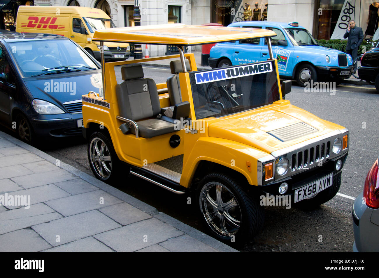 Ein Mini Hummer Fahrzeug geparkt auf New Bond Street, London. Jan 2009 Stockfoto