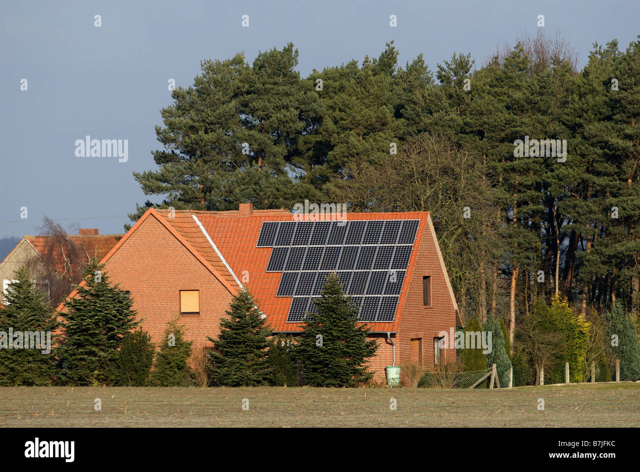 Solar-Panels ausgestattet, um das Dach eines Hauses zur Stromerzeugung für Eigentum und das nationale Stromnetz, Oppenwehe, Deutschland. Stockfoto