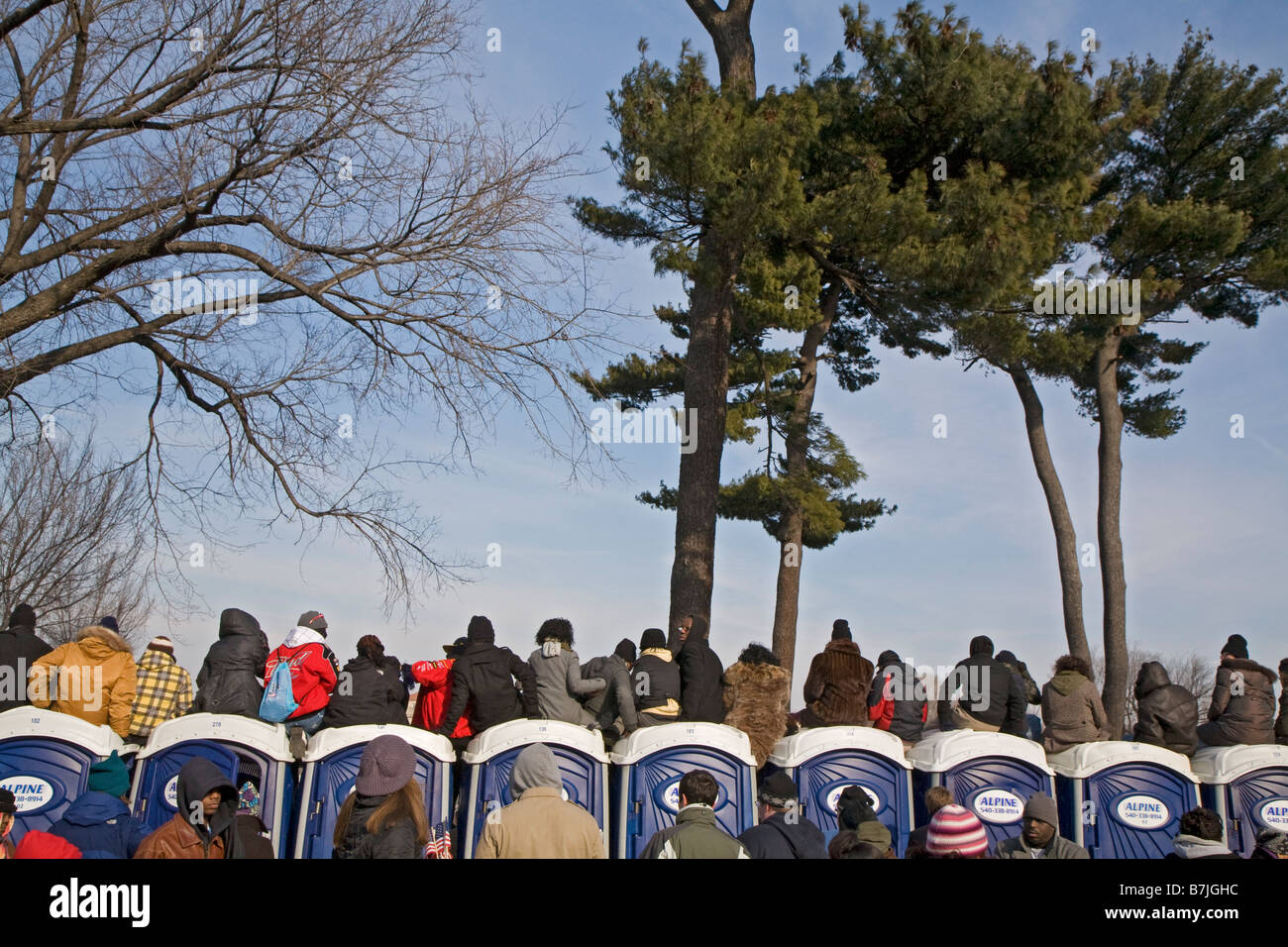 Menschen sitzen auf Mobiltoiletten, Obama Inauguration zu sehen Stockfoto